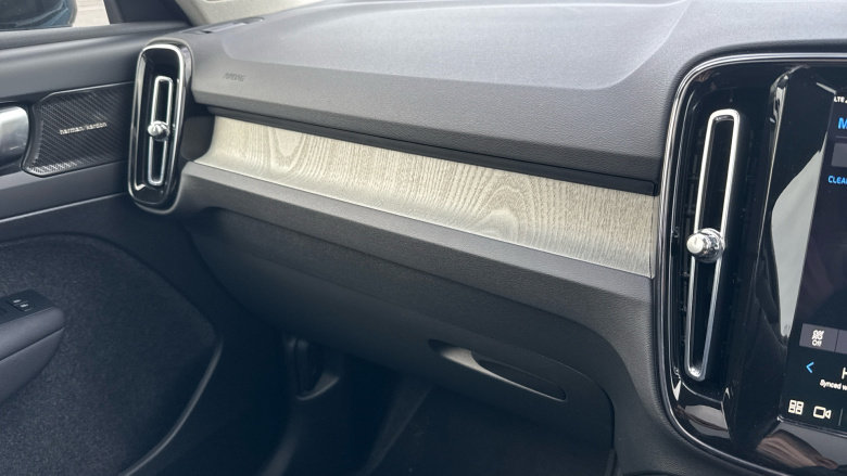 Volvo XC40 2.0 B3P Ultra Dark 5dr Auto Petrol Estate